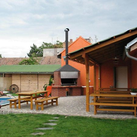 Penzion A Restaurace U Hroznu Velke Bilovice Exterior photo