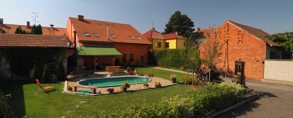 Penzion A Restaurace U Hroznu Velke Bilovice Exterior photo