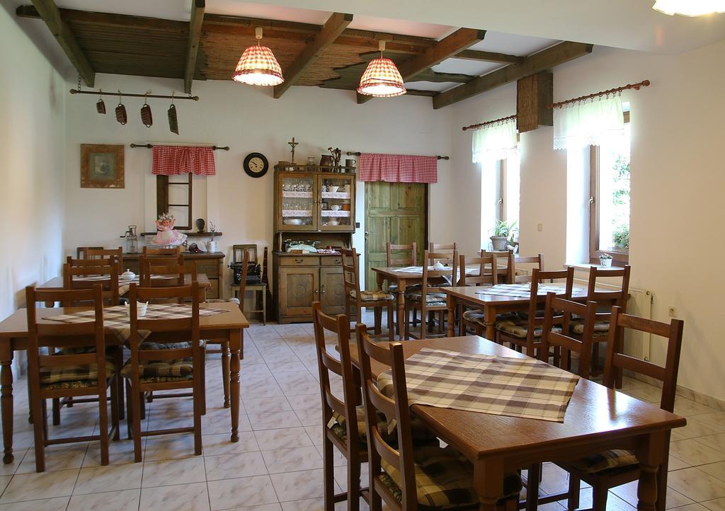 Penzion A Restaurace U Hroznu Velke Bilovice Exterior photo
