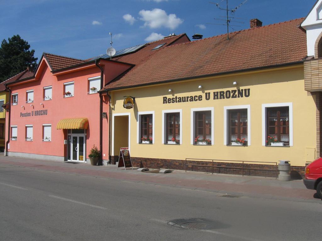 Penzion A Restaurace U Hroznu Velke Bilovice Exterior photo